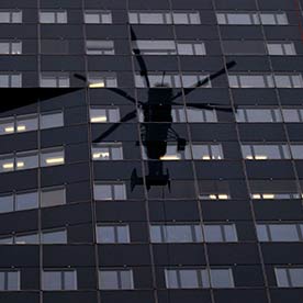 IZD Tower mit Helikopter / Dreharbeiten in Wien für Industriefilm © Lichtfilm